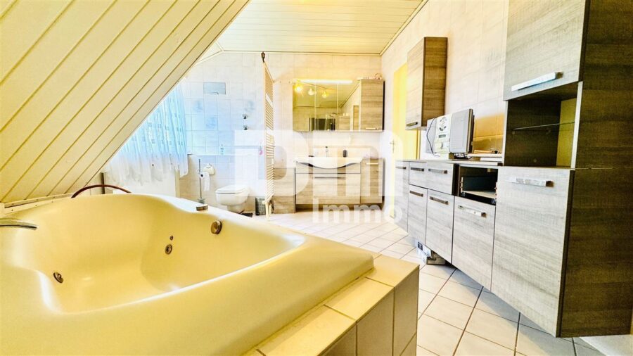 Modernisiertes Zweifamilienhaus mit Maisonettebereich in Panorama Traumlage + Garage / Terrasse - DG Badezimmer / Whirlpool / Dusche